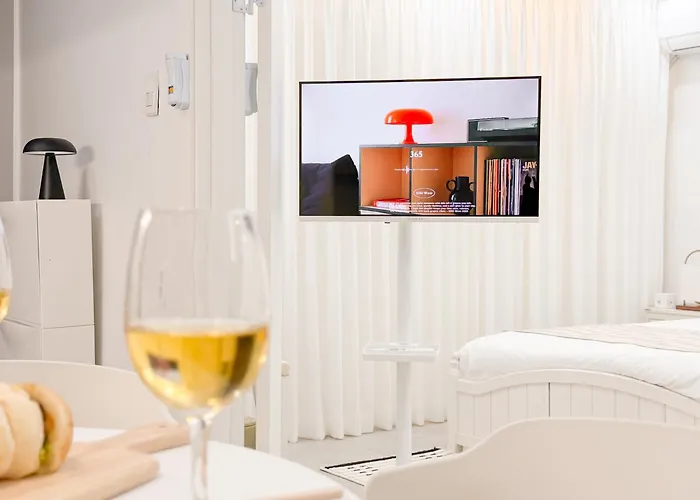 5min To Hapjeong Stn Cozy 2br 2beds Villa *